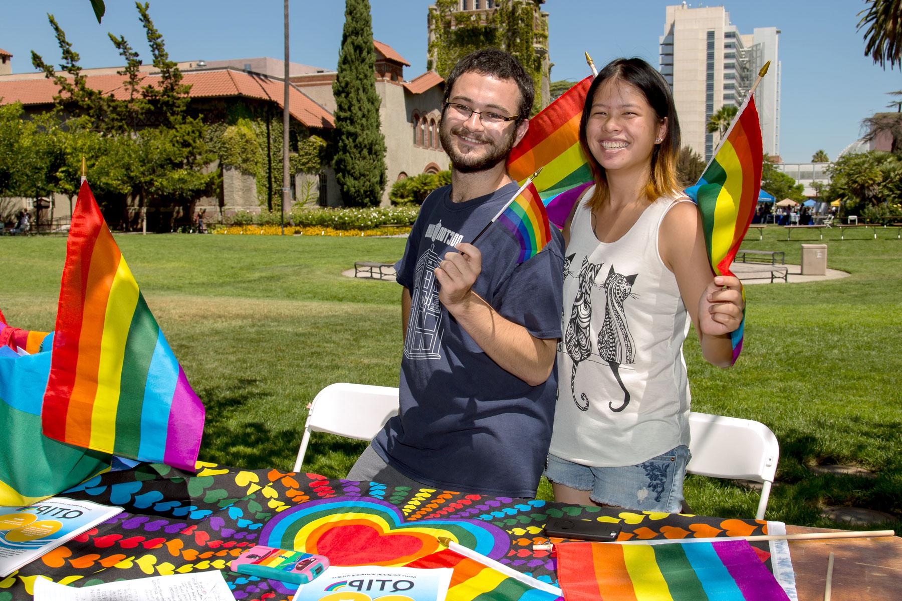 Students promoting the Pride Center, an 菠菜网lol正规平台 Student Organization.